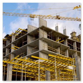 Facciata in costruzione con ponteggi