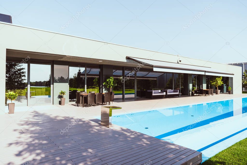 Villa moderna con ampie vetrate